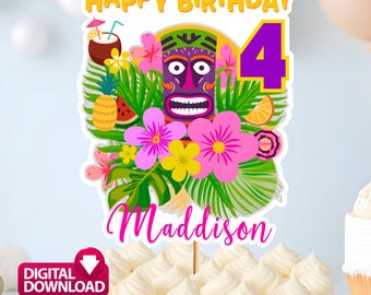 Puede incluir: Un adorno para pastel colorido con las palabras "Happy Birthday" en amarillo, el número 4 en morado y el nombre "Maddison" en rosa. El diseño incluye una máscara tiki, flores y frutas tropicales. También se ven las palabras "Digital Download".