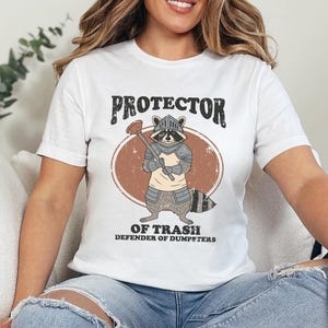 Maglietta vintage "Protettore della spazzatura", maglietta divertente "Cavaliere procione", cassonetti, meme "Panda spazzatura", regalo sarcastico per gli amanti degli animali, maglietta con meme "Procione"