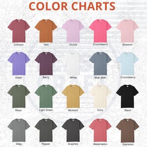 K&ouml;nnte beinhalten: Eine Farbkarte mit T-Shirts in verschiedenen Farben, darunter Crimson, Yam, Orchid, Crunchberry, Blossom, Violet, Berry, White, Blue Jean, Moss, Light Green, Mustard, Ivory, Black, Grey, Pepper, Graphite, Watermelon und Espresso.