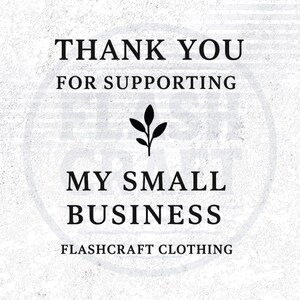 K&ouml;nnte beinhalten: Schwarz-wei&szlig;e Grafik mit dem Text "THANK YOU FOR SUPPORTING MY SMALL BUSINESS" in einem kreisf&ouml;rmigen Design. Ein kleines schwarzes Blattdesign ist &uuml;ber dem Text zentriert. Die Worte "FLASHCRAFT CLOTHING" stehen unten.