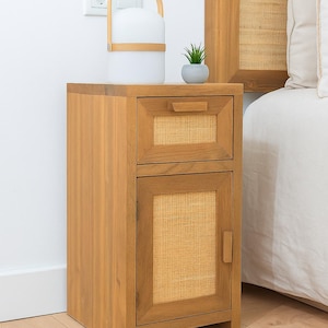 Mesita de noche de madera con cajón, mesita de noche con puerta, mesita noche madera maciza, mesita de noche con rafia, mesita noche cálida