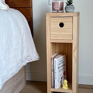 Smal houten nachtkastje met lade en plank, smal nachtkastje, nachtkastje met lade, nachtkastje met plank,