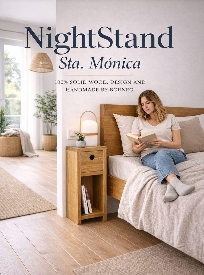 K&ouml;nnte beinhalten: Ein hoher, schmaler Nachttisch aus Holz mit einer Schublade mit kreisf&ouml;rmigem Griffausschnitt und einem offenen unteren Regal. Der Text "NightStand Sta. M&oacute;nica 100% SOLID WOOD. DESIGN AND HANDMADE BY BORNEO" steht &uuml;ber dem M&ouml;belst&uuml;ck.