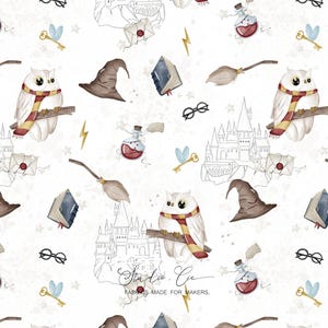 Può includere: Un motivo di tessuto bianco con illustrazioni ad acquerello di una scuola, gufi, libri, cappelli, scope, chiavi, bottiglie di pozioni, occhiali e fulmini. I gufi indossano sciarpe. Il testo "Fabrics Made for Makers" è visibile.