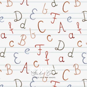 Peut inclure: Un fond blanc avec un motif répété de lettres manuscrites colorées de différentes tailles et polices. Les lettres sont dans des tons de rouge, marron et bleu, avec des lignes horizontales. Le texte "FABRICS MADE FOR MAKERS" est en bas.