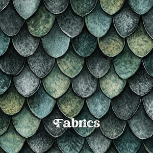 Op de afbeelding: Waterverfillustratie van een herhalend patroon van overlappende, schildvormige schubben in tinten van blauwgroen, groen en grijs. Het woord "Fabrics" is in een gestileerd lettertype over de afbeelding geschreven.