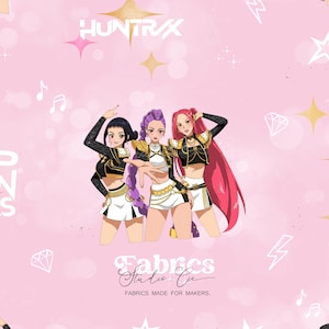 Puede incluir: Tela rosa con una ilustración de un grupo de K-Pop. La obra de arte representa tres figuras femeninas con atuendos negros, dorados y blancos. La tela tiene el texto "Fabrics Studio Co." y "Fabrics Made for Makers."