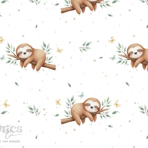 Op de afbeelding: Witte stof met een herhalend patroon van aquarel luiaards die op takken rusten. De luiaards zijn bruin met gesloten ogen. Vlinders en bladeren in pastelkleuren zijn verspreid.