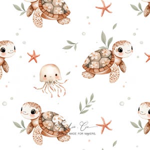 Könnte beinhalten: Weißer Stoff mit einem sich wiederholenden Muster aus Cartoon-Meeresschildkröten, Quallen und Seesternen. Die Schildkröten haben braune Panzer mit floralen Designs, umgeben von grünen Blättern und Blasen. Der Text "Fabrics Made for Makers" ist sichtbar.