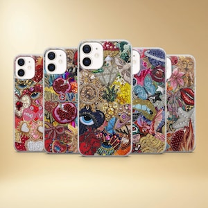 Könnte beinhalten: Eine Sammlung von fünf verzierten Handyhüllen. Jede Hülle hat ein einzigartiges Design mit bunten Perlen, Pailletten und anderen dekorativen Elementen. Designs umfassen Granatäpfel, Augen und florale Muster.