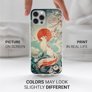 Puede incluir: Funda transparente para tel&eacute;fono con un dise&ntilde;o de inspiraci&oacute;n japonesa. Presenta un zorro blanco, un sol rojo y flores de cerezo. El texto "Picture on Screen" y "Print in Real Life" es visible. Tambi&eacute;n es visible el texto "Colors May Look Slightly Different".