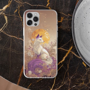 Puede incluir: Funda transparente para tel&eacute;fono con un dise&ntilde;o de un zorro blanco con detalles morados, sentado en medio de flores y una luna llena. La obra de arte tiene una est&eacute;tica de ensue&ntilde;o, con una paleta de colores degradados.