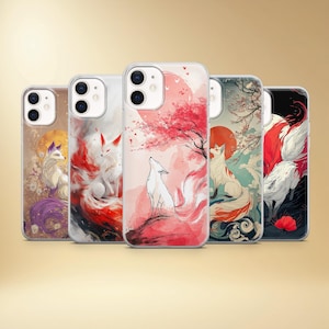 Pode incluir: Uma coleção de capas de telemóvel com ilustrações estilizadas de raposas. Os designs incluem raposas com caudas longas e fluidas, contra fundos de luas, flores de cerejeira e árvores. A paleta de cores inclui vermelho, branco e laranja.