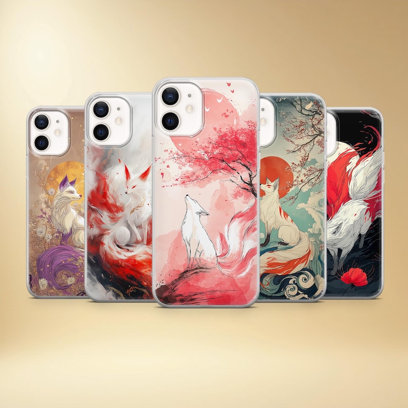 Puede incluir: Una colecci&oacute;n de fundas para tel&eacute;fonos con ilustraciones estilizadas de zorros. Los dise&ntilde;os incluyen zorros con largas colas fluidas, sobre fondos de lunas, flores de cerezo y &aacute;rboles. La paleta de colores incluye rojo, blanco y naranja.