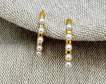 Pearly Creole, delicate creole made of stainless steel 14K gold-plated with small pearls, hoops with mini pearls