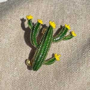 Funny Green Cactus Pin - Kaktus Brosche – grüner Cactus Pin mit gelben Blüten – süße Anstecknadel für Jeansjacke, Tasche & Hut