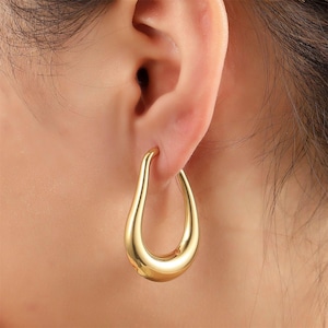 Creole "Wavy Hollow" aus Edelstahl 14 Karat vergoldet - Goldene Tropfen-Ohrstecker aus Edelstahl – chunky Teardrop Statement Studs