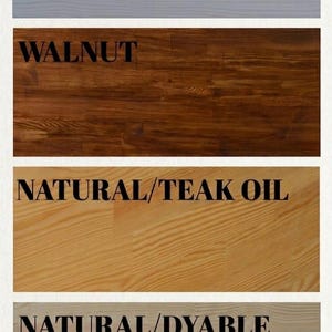 Peut inclure: Un affichage vertical de quatre &eacute;chantillons de finition en bois pour une s&eacute;rie de bureaux pliants. Les &eacute;tiquettes sont White, Walnut, Natural/Teak Oil et Natural/Dyable. Chaque section montre la texture et la couleur du grain du bois, avec le texte Our Folding Desk Series Color Options en bas.