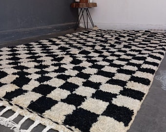 tapis marocain berber traditionnel carreaux noire