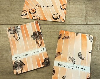 Set de 3 cartes en aquarelle et linogravure en format carte postale - thème « Good mood ». Fournies avec 3 enveloppes assorties.