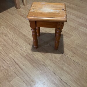 Handgefertigter Holz Couchtisch und Hocker aus recyceltem Eichenholz Bild 3