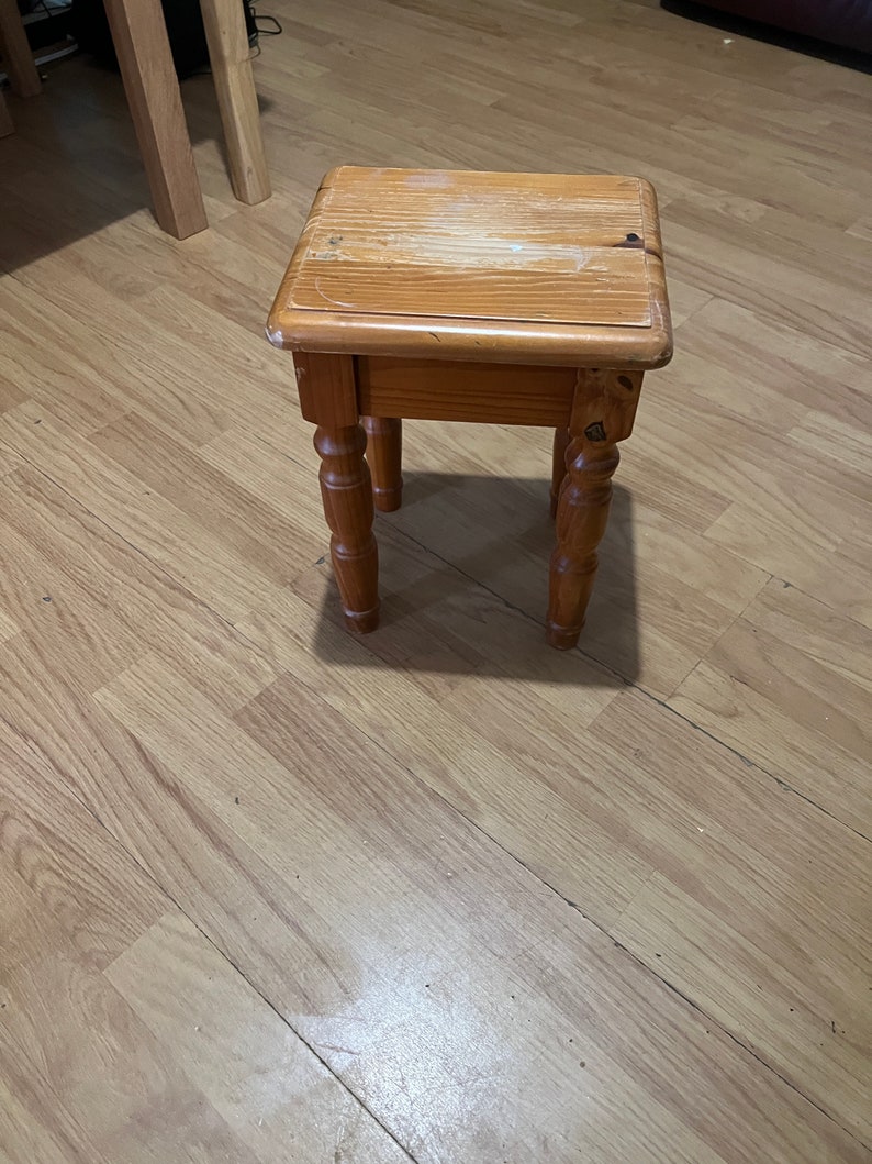 Handgefertigter Holz Couchtisch und Hocker aus recyceltem Eichenholz Bild 3