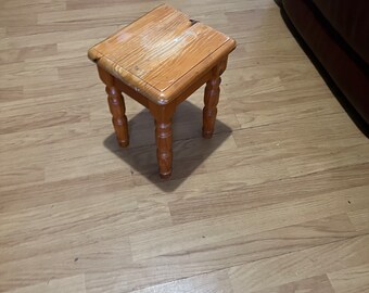 Tavolino e sgabello in legno realizzati a mano, realizzati in legno di quercia di recupero