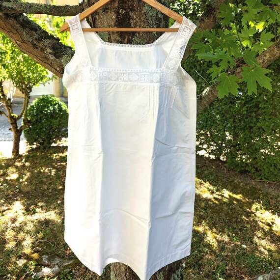 Chemise de nuit ancienne ou robe de nuit brodée en coton