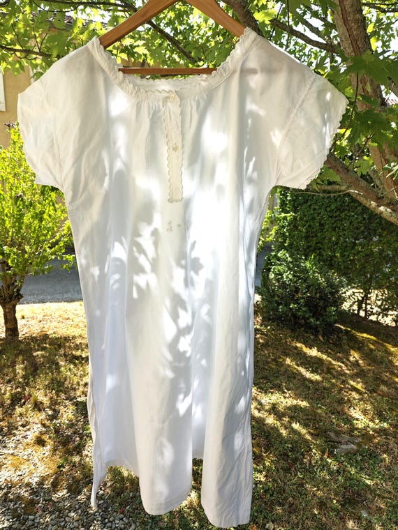 Chemise de nuit ancienne ou robe de nuit brodée en coton, tunique