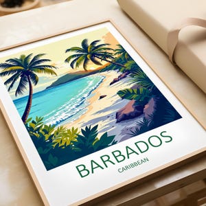 Könnte beinhalten: Ein gerahmter Druck mit einer Strandszene in Barbados. Das Kunstwerk zeigt einen türkisfarbenen Ozean, einen Sandstrand und Palmen unter einem Sonnenuntergangshimmel. Das Wort "BARBADOS" ist grün gedruckt, darunter steht "CARIBBEAN".