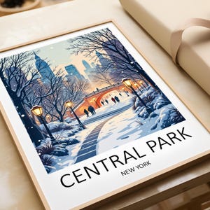 Op de afbeelding: Een besneeuwd winterlandschap in Central Park, New York City. De afbeelding toont een met sneeuw bedekt pad dat naar een brug leidt, met uitzicht op de skyline van de stad op de achtergrond. Bomen en lantaarnpalen flankeren het pad, en mensen lopen erop.