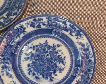 Un par de platos de postre antiguos de porcelana azul y blanca con incrustaciones de perlas, de principios del siglo XIX, Inglaterra, en el estado en que se encuentran, posiblemente debido a su antigüedad. Milton