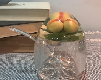 Barattolo vintage anni '50 in acrilico color pesca, 10 cm, per zucchero, marmellata o gelatina, con cucchiaio.