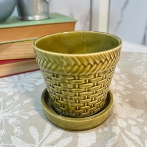 Vaso da fiori vintage in ceramica verde avocado con sottovaso, 3,5" (8,9 cm), stile moderno di metà secolo, con motivo a intreccio, prodotto in Giappone, decorazione retrò per la casa.
