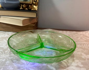 Vintage grüne Uranglasschale, 3-teilig, Anchor Hocking, Fuß, unterteilt, Relish-Schale, Cameo-Ballerina-Muster, grünes Uranglas der Weltwirtschaftskrise