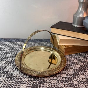 Vintage 8 inch gouden messing schaal met handvat in het midden, serveerschaal/serveerbord. Lees de beschrijving.