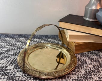 Vintage 8 Zoll (ca. 20 cm) großer, goldfarbener Messingteller mit Griff in der Mitte, Servierplatte, mit Riss
