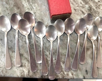 Juego antiguo de 12 cucharas Benedict Mfg. Silverplate WINDSOR de 5 pulgadas con caja original.