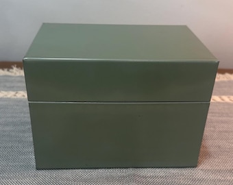Caja de recetas vintage de metal verde salvia, elegante, 6 x 4 pulgadas.
