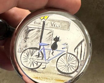 Timbre de bicicleta. El gato en una bicicleta. Timbre de bicicleta.