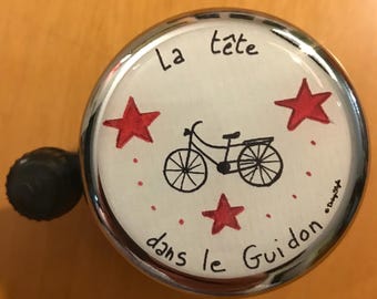 Cabeza gacha, concentrado en el manillar. Timbre de bicicleta.