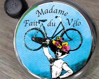 La señora va en bicicleta. Timbre de bicicleta DRINGSTYLE