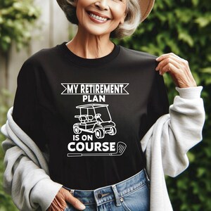 K&ouml;nnte beinhalten: Ein schwarzes T-Shirt mit einem wei&szlig;en Grafikdesign, auf dem "My Retirement Plan Is On Course" mit einem Golfwagen und einem Golfschl&auml;ger steht.