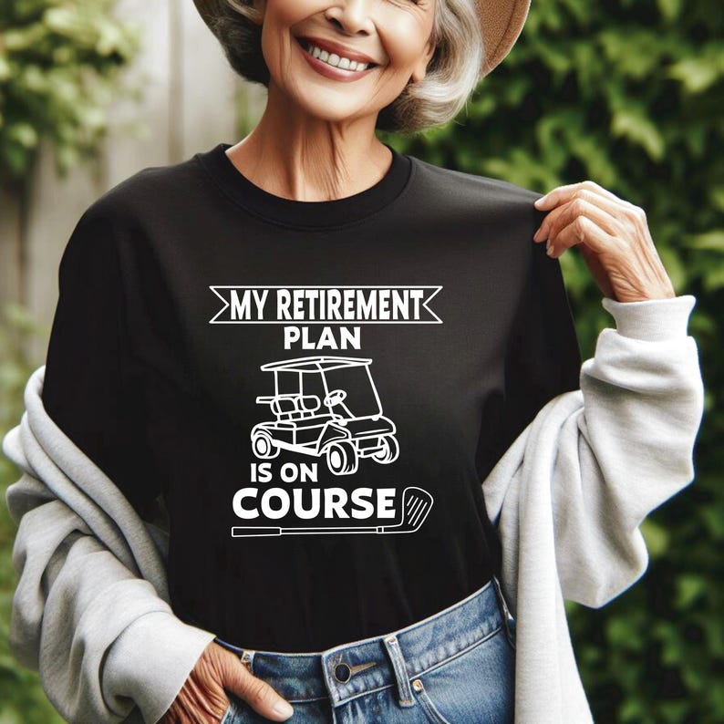 K&ouml;nnte beinhalten: Ein schwarzes T-Shirt mit einem wei&szlig;en Grafikdesign, auf dem "My Retirement Plan Is On Course" mit einem Golfwagen und einem Golfschl&auml;ger steht.