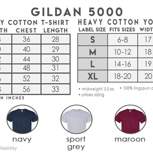 K&ouml;nnte beinhalten: Gildan 5000 Gr&ouml;&szlig;entabelle f&uuml;r T-Shirts f&uuml;r Erwachsene und Kinder. Die Tabelle zeigt die Gr&ouml;&szlig;en, die Breite, die Brustweite und die L&auml;nge in Zoll. Die Tabelle zeigt auch die Farboptionen: Schwarz, Marine, Sportgrau, Rotbraun und Rot.