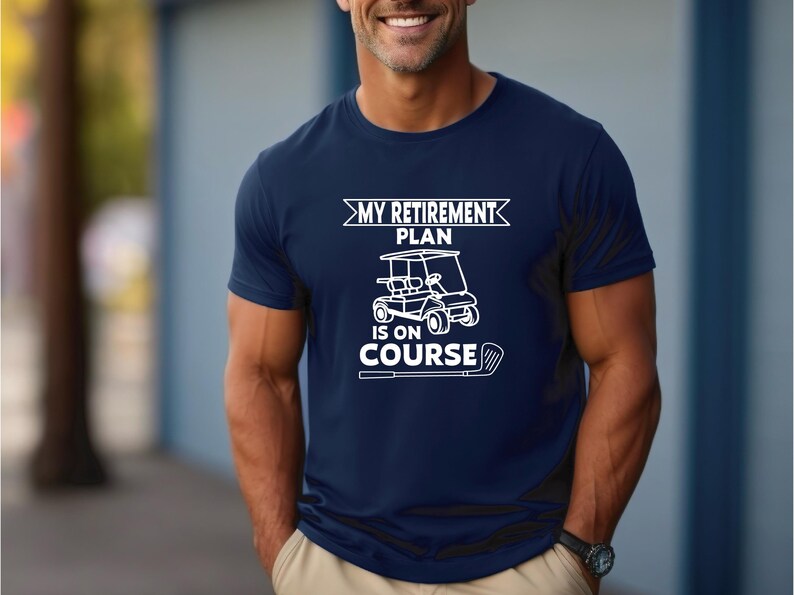 K&ouml;nnte beinhalten: Ein marineblaues T-Shirt mit einer wei&szlig;en Grafik eines Golfcarts und dem Text "My Retirement Plan Is On Course".