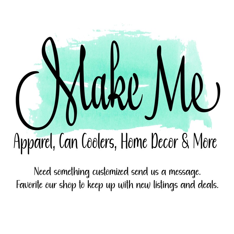 K&ouml;nnte beinhalten: Ein t&uuml;rkisfarbener Aquarellhintergrund mit dem Text "Make Me" in schwarzer Kursivschrift. Unter dem Text steht der Satz "Apparel, Can Coolers, Home Decor & More". Der Text "Need something customized send us a message. Favorite our shop to keep up with new listings and deals." befindet sich am unteren Rand des Bildes.