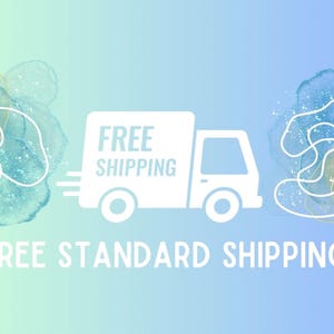K&ouml;nnte beinhalten: Ein wei&szlig;er Lieferwagen mit dem Schriftzug "FREE SHIPPING" an der Seite. Der Wagen befindet sich auf einem hellblauen und gr&uuml;nen Hintergrund mit wei&szlig;en Wirbeln und Glitzer. Der Text "FREE STANDARD SHIPPING" befindet sich unter dem Wagen.