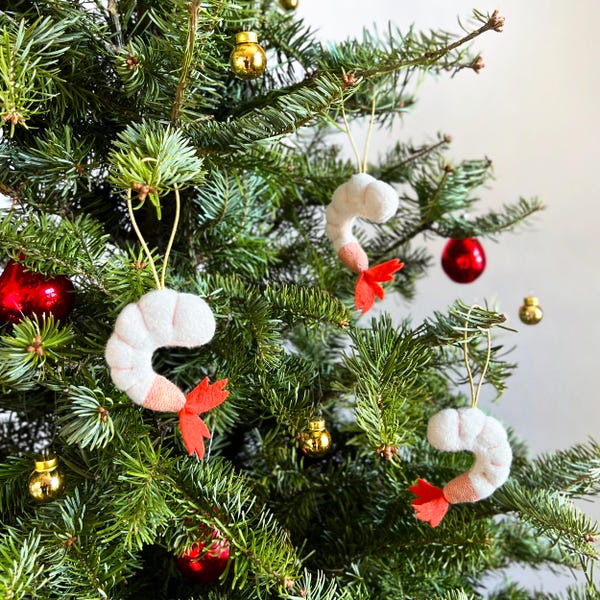 エビのアップサイクルウールオーナメント：手作りクリスマスツリーオーナメント
