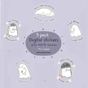 Può includere: Un set di cinque adesivi digitali su sfondo viola chiaro. Ogni adesivo presenta un fantasma dei cartoni animati con frasi come "No thoughts" e "Fast brain". Il testo "5 pack Digital stickers" è incluso.